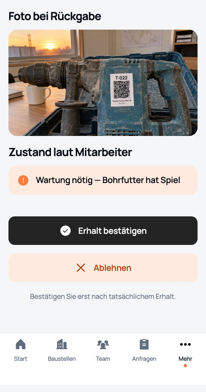 Rückgabe des Bohrhammers T-022 aus Sicht der Leitung: Foto bei der Rückgabe, Zustand laut Mitarbeiter, Tasten „Empfang bestätigen“ und „Ablehnen“