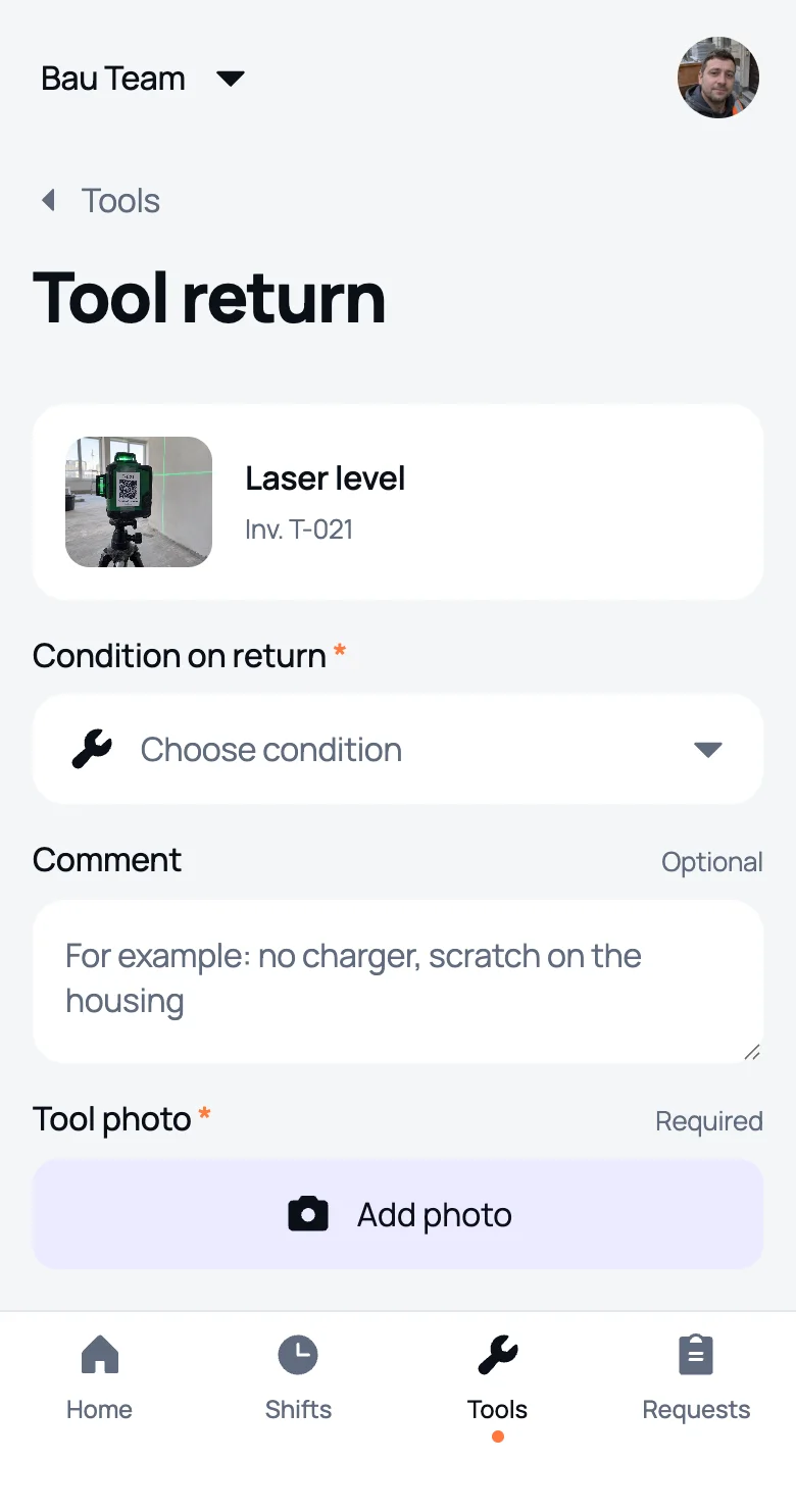 A worker returning a tool: condition, comment and photo