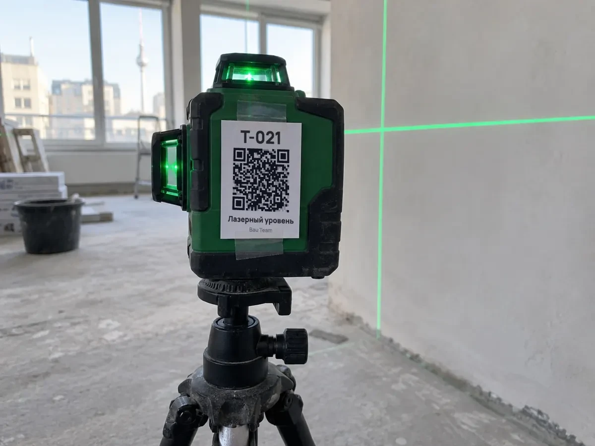 Laser level with QR code T‑021
